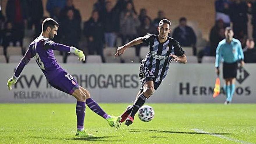 Riesgo tallant una pilota al davanter argentí del Cartagena Pablo Caballero ahir a Cartagonova.