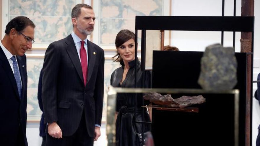 Los Reyes evitan pasar junto al &#039;ninot&#039; de Felipe VI