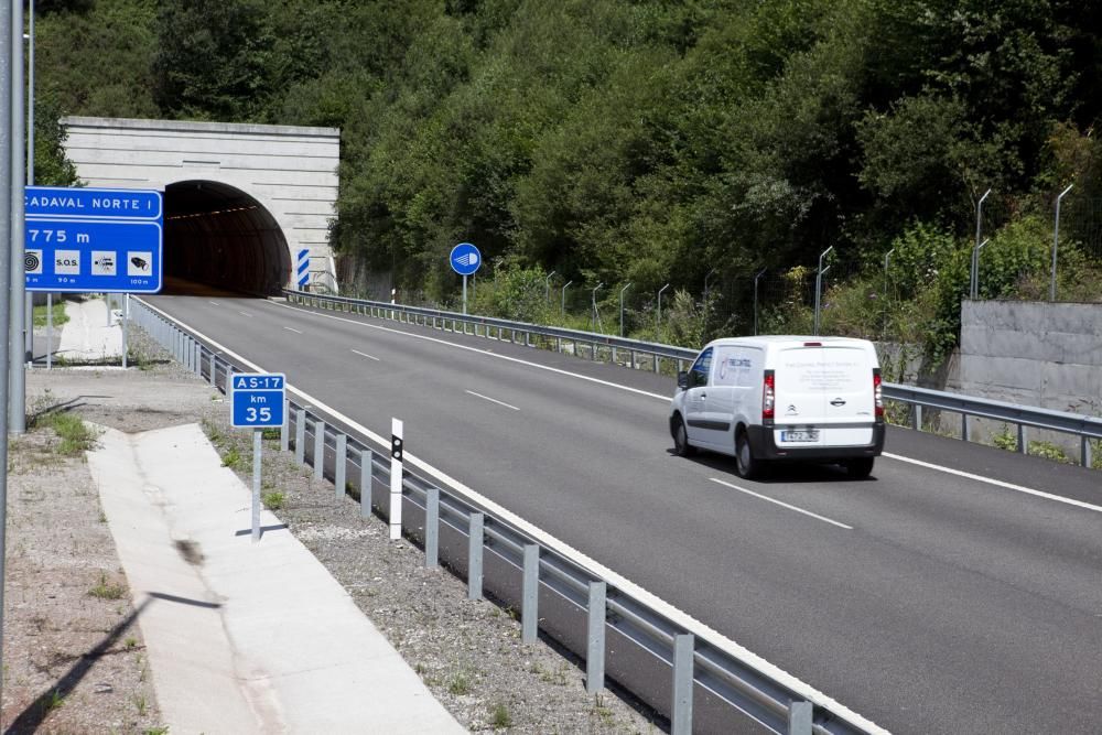 Tráfico por la autovía de los túneles de Riaño en la AS-17