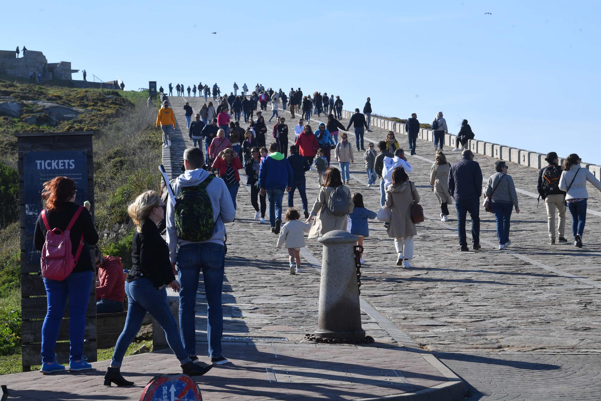 Semana Santa en A Coruña: turistas en la Torre de Hércules