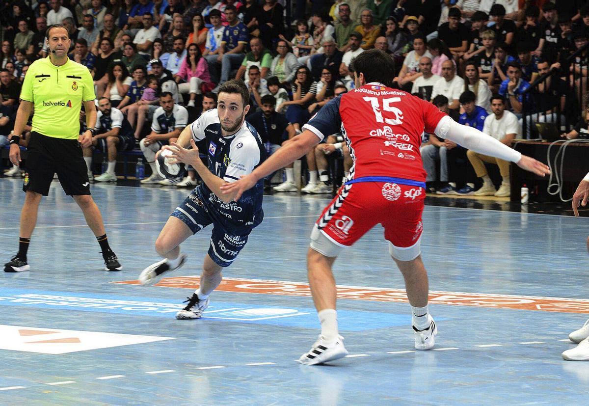 Manu Pérez en una acción del último encuentro en casa del Cangas, ante el EON Alicante.