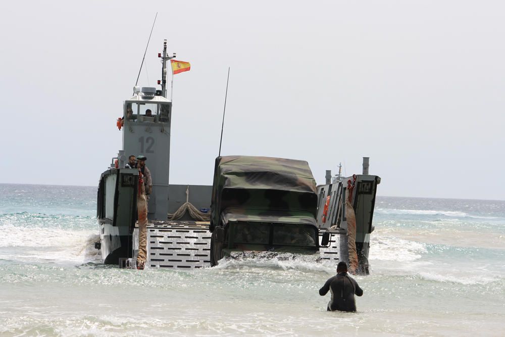 Desembarco con el 'puño ofensivo' de la Armada.