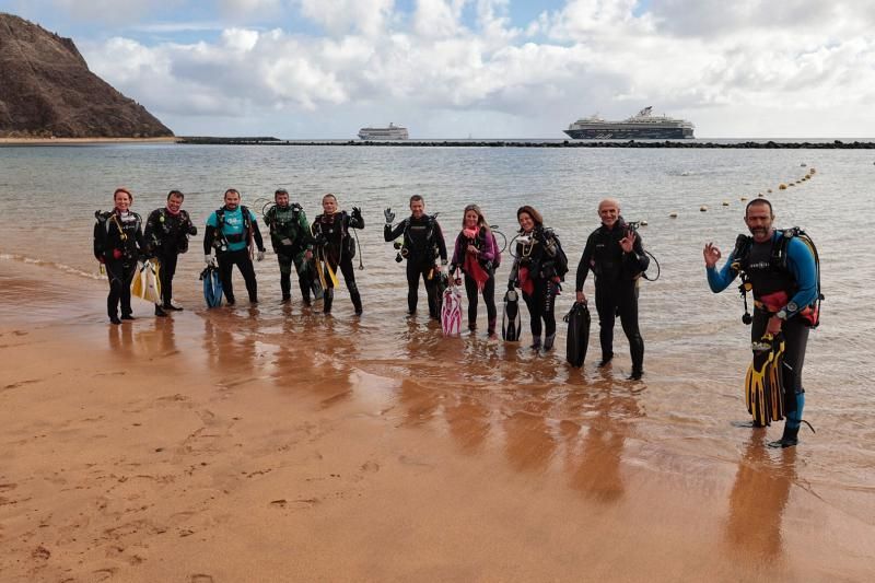 Acción de limpieza terrestre y marina en la playa de Las Teresitas