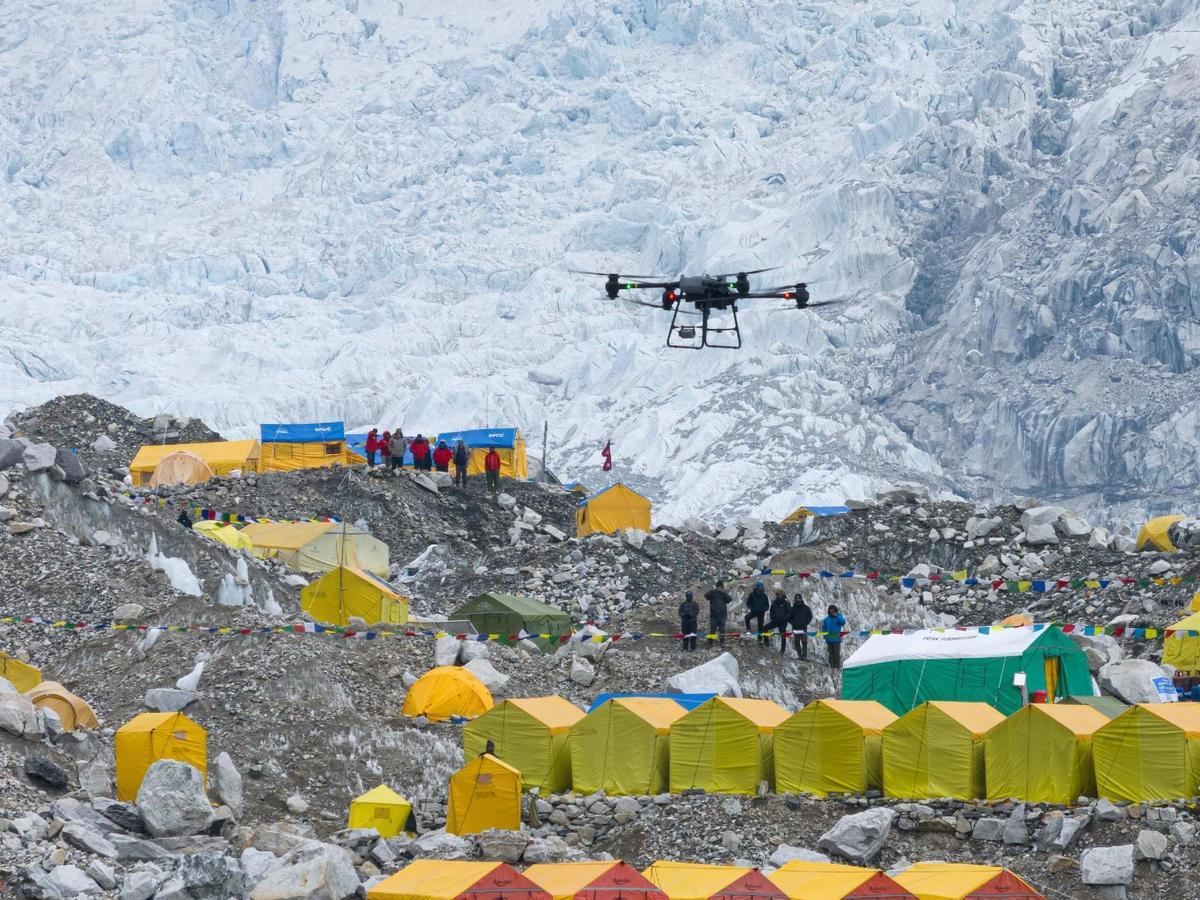 Un dron en plena acción en el Everest para retirar basura