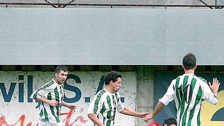 Jaime Fernández cae al césped entre tres jugadores del Somozas.