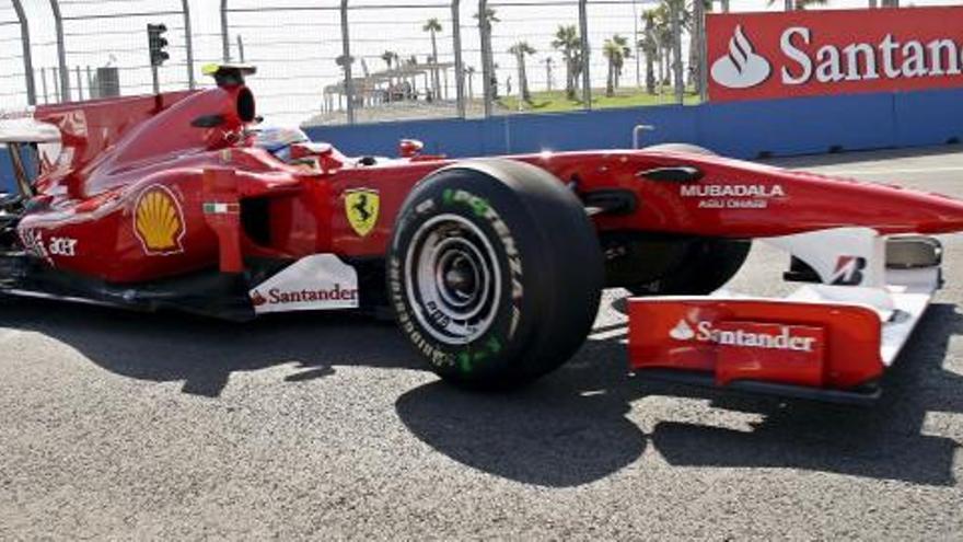 Fernando Alonso se prepara para participar en la primera sesión de entrenamientos libres del Gran Premio de Europa de Formula 1, en el Circuito Urbano de Valencia