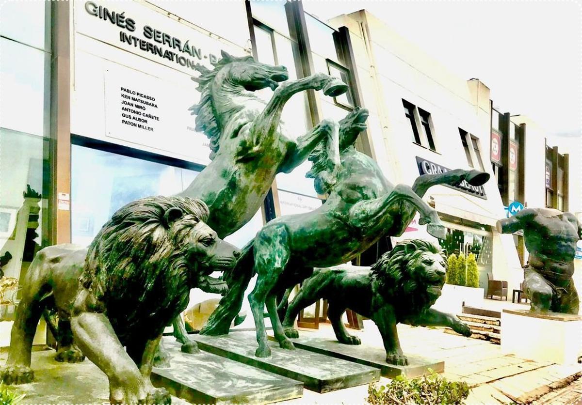 Los leones (y dos caballos), expuestos en Puerto Banús