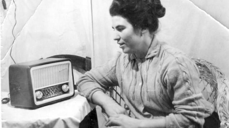 Escuchando la radio en los años 60.