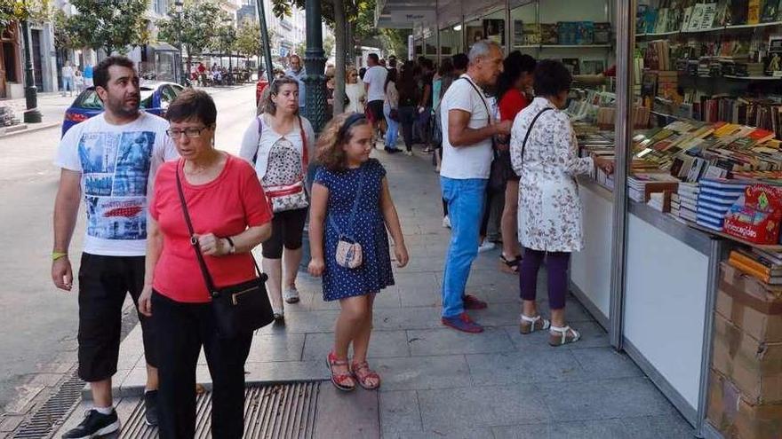 El primer día de la Feria del Libro Antiguo y de Ocasión recibió a numerosos visitantes. // J. Lores