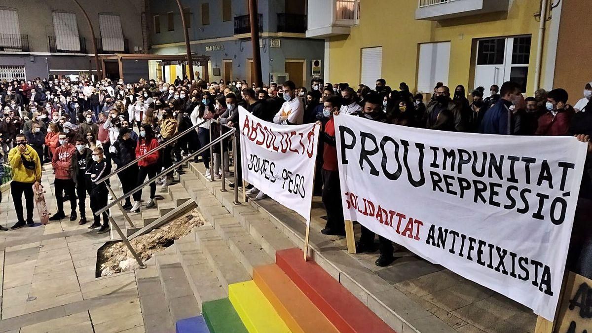 Un momento de la concentración que tuvo lugar anoche en la Plaça de l’Ajuntament de Pego. | A. P. F.