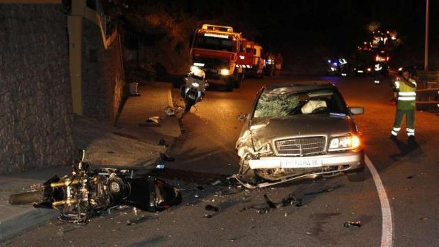 Un joven de Redondela fallece y su acompañante resulta herido al chocar su moto con un coche