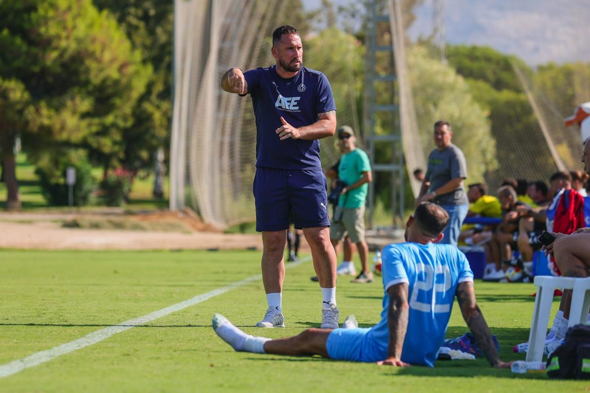 Dani Giménez da instrucciones a sus jugadores en una sesión de AFE