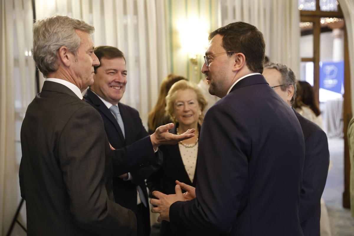 Los tres presidentes autonómicos del Noroeste charlan en presencia de Javier Moll y Arantza Sarasola. Los tres presidentes autonómicos del Noroeste charlan en presencia de Javier Moll y Arantza Sarasola.