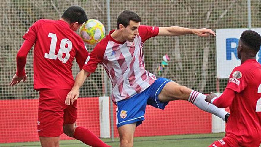 El jugador del Manresa Fran Orellana va portar de corcoll els defensors del Terrassa