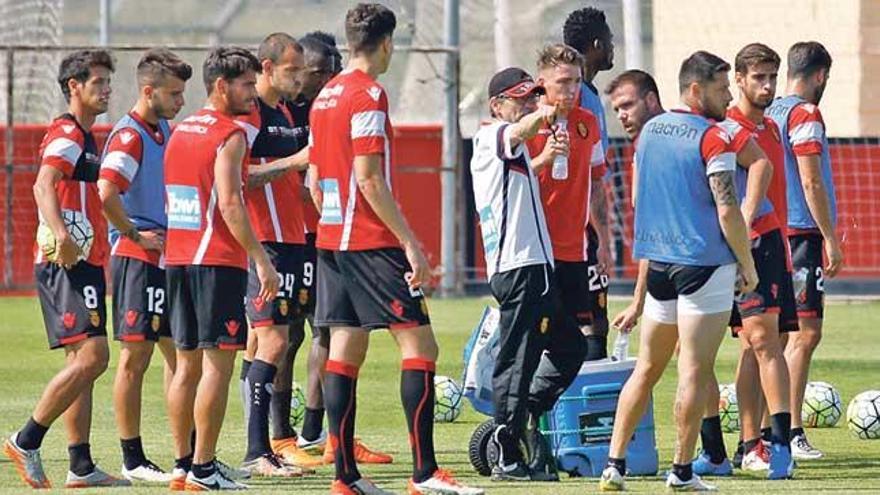 Vázquez conversa con sus jugadores durante el entrenamiento de ayer en Son Bibiloni.