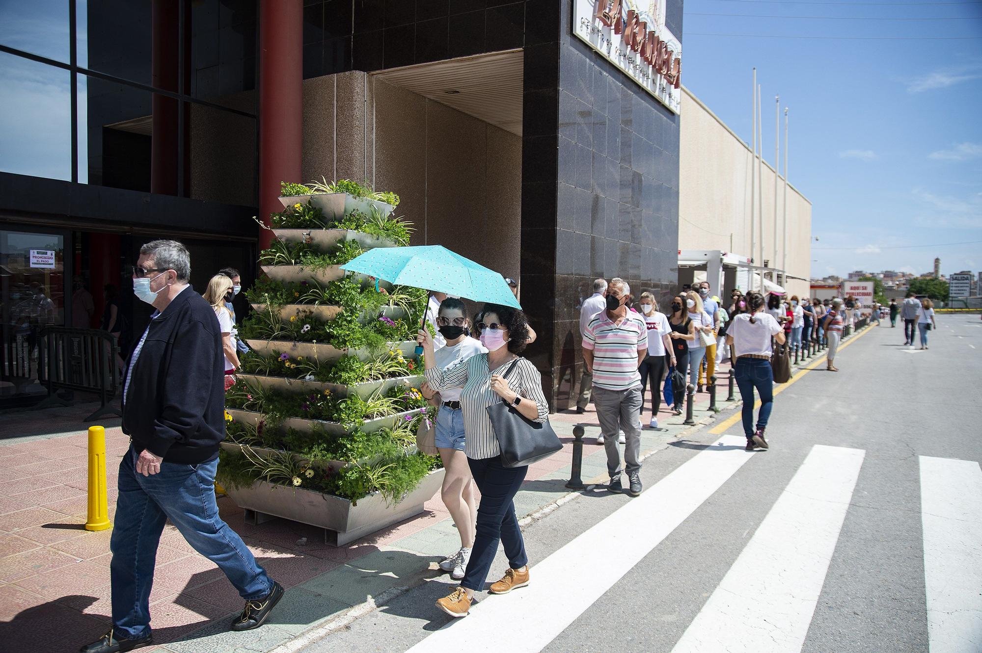 Segundo día de vacunaciones y retrasos en el Centro Comercial La Rambla