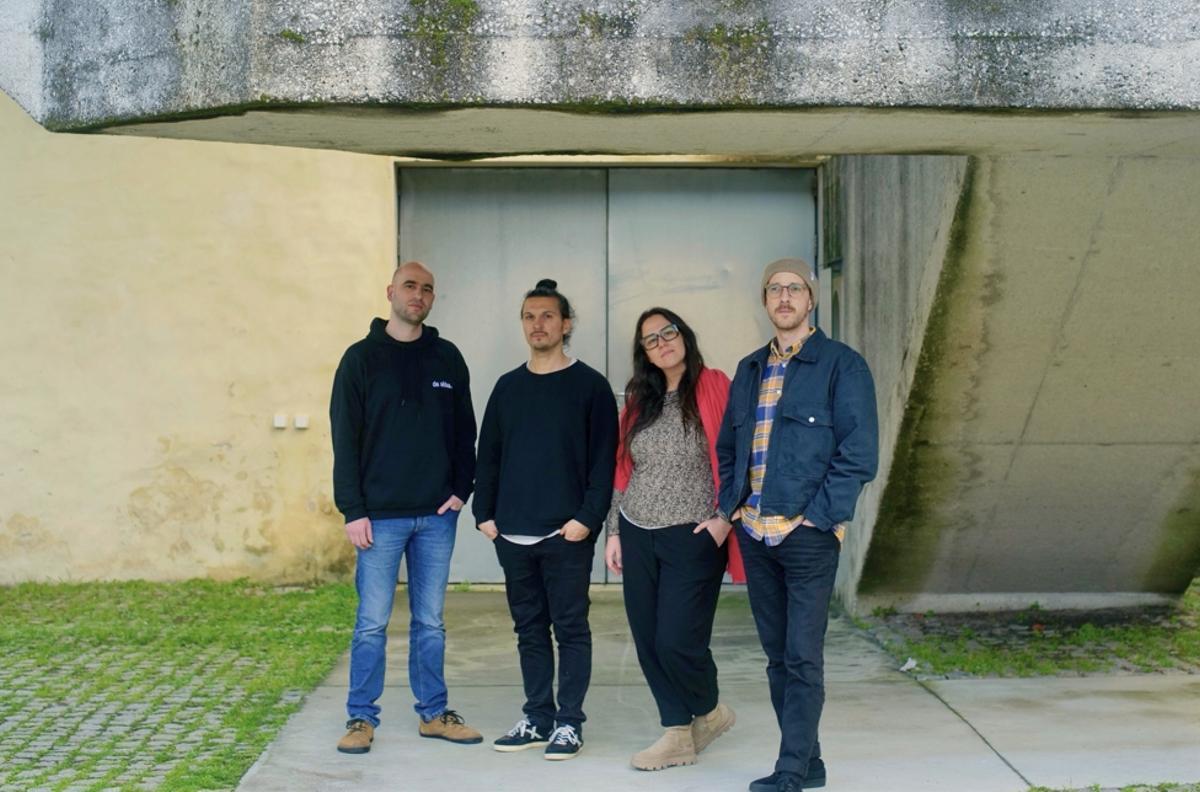 Os catro músicos nunha imaxe promocional do álbum "Amorodios" de Xan Campos. De esquerda á dereita: Xan Campos, Iago Fernández, Faia Díaz e Virxilio da Silva.