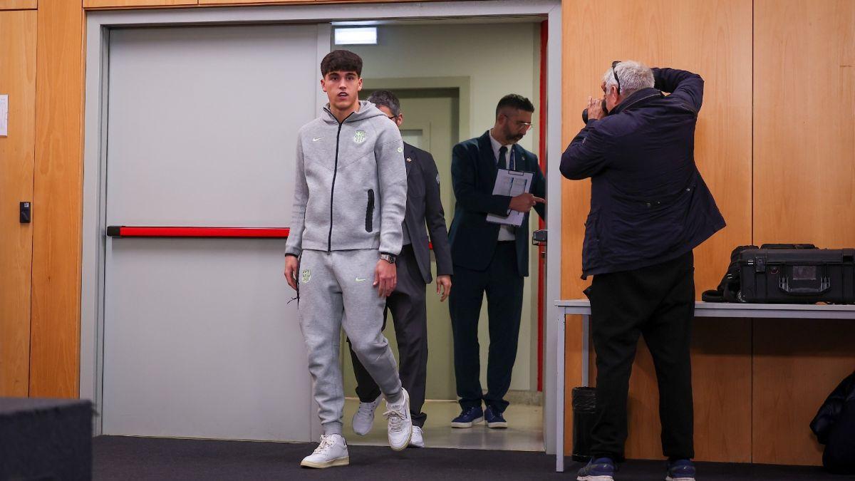 Pau Cubarsí entra en la sala de prensa de Da Luz