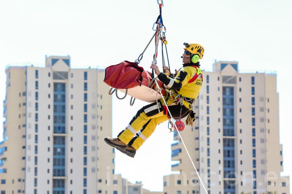 Exhibición de los bomberos en Benidorm