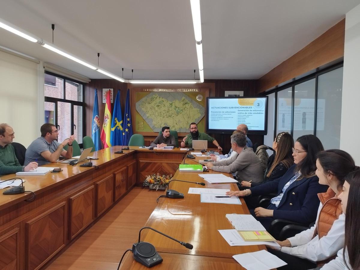 El concejal de salud, Nicolás Fenández, en el centro de la imagen, presidiendo la reunión de la Mesa Intersectorial de Salud