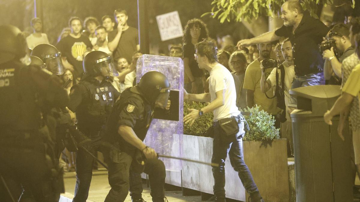 La Policía carga contra los manifestantes.