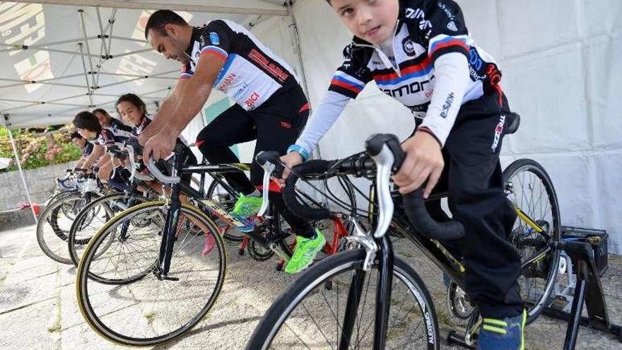 Participantes en la &quot;pedalada energética&quot;. // G. Santos