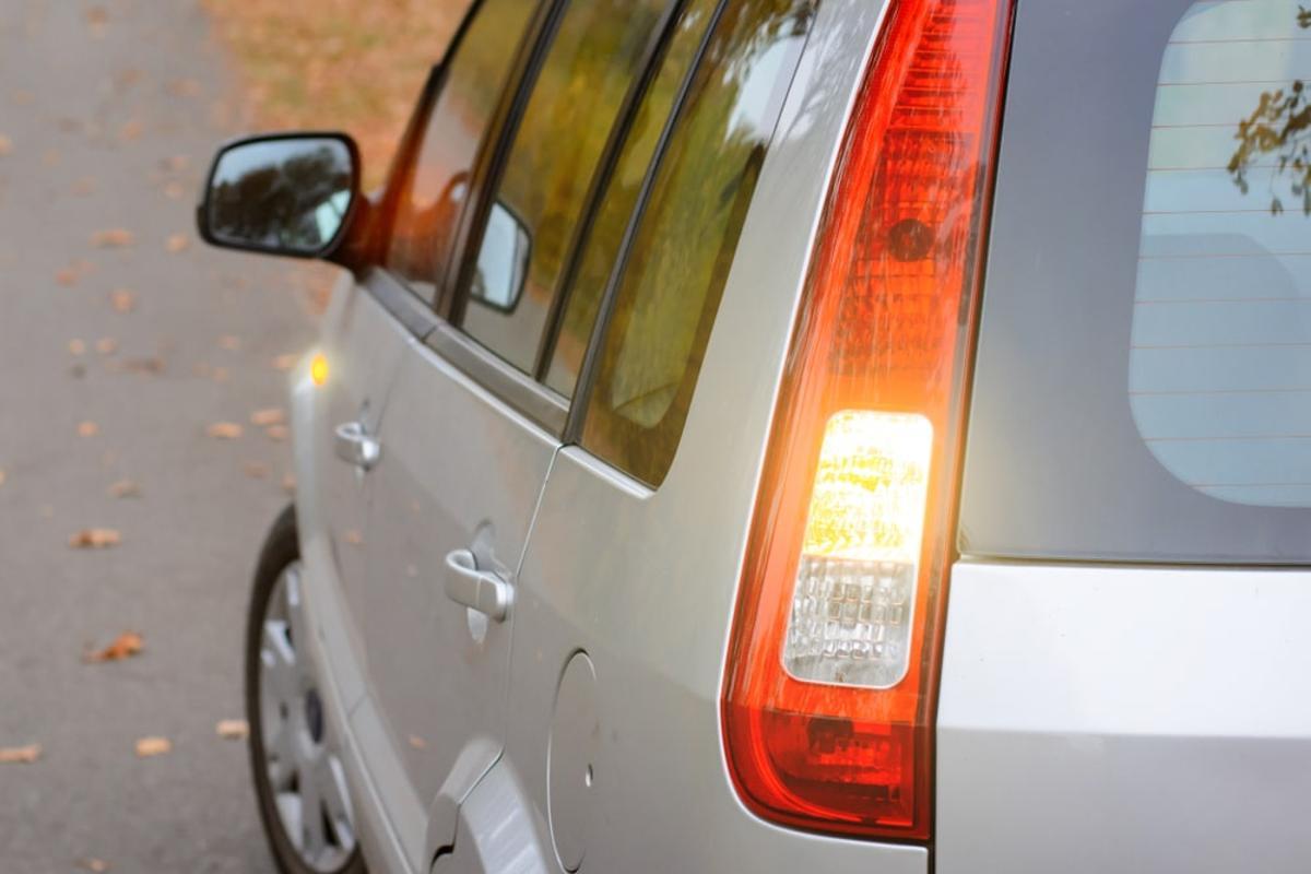 ¿Haces esto con los intermitentes? Cuidado con esta multa