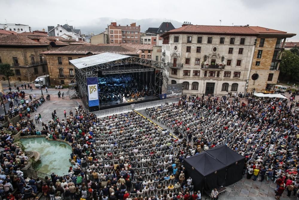 Carmina Burana abarrota la plaza de la Catedral de Oviedo