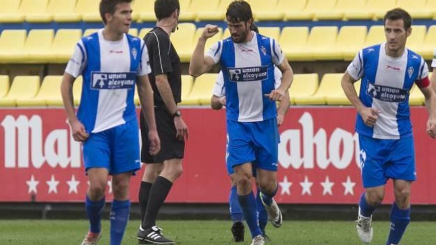 Mariano Sanz, ayer, celebra el gol que a la postre significó la victoria en el Mini Estadi de Villarreal.