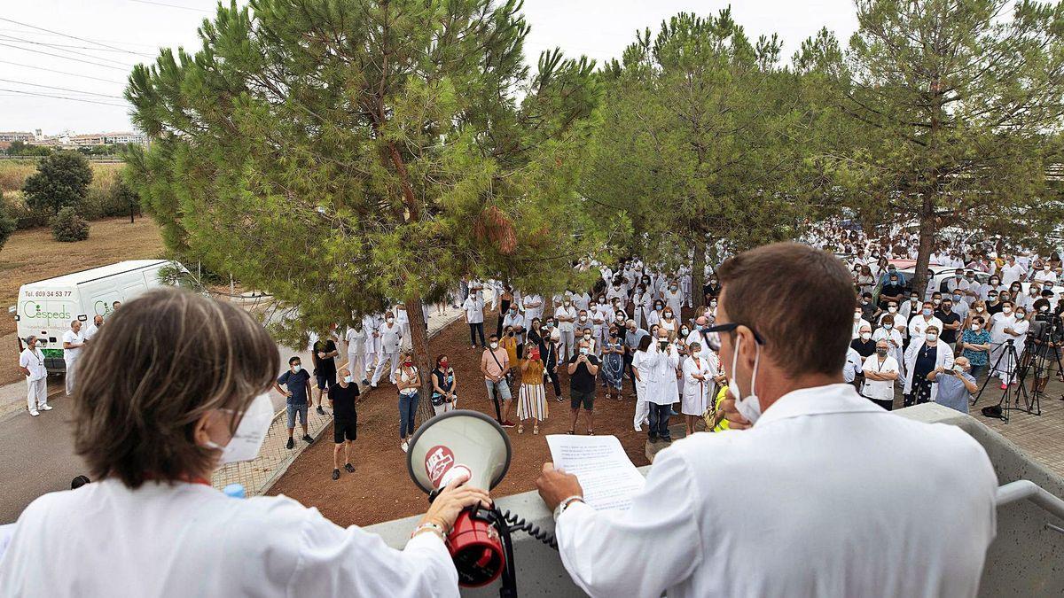 Concentración ante el hospital de La Plana, en Vila-real, para mostrar su respaldo a los intensivistas.