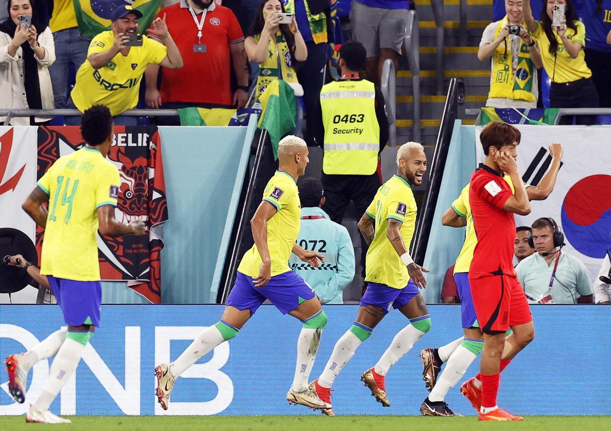 Doha (Qatar), 05/12/2022.- Neymar (C-R) of Brazil celebrates with teammates after scoring the 2-0 lead from the penalty spot during the FIFA World Cup 2022 round of 16 soccer match between Brazil and South Korea at Stadium 974 in Doha, Qatar, 05 December 2022. (Mundial de Fútbol, Brasil, Corea del Sur, Catar) EFE/EPA/Rungroj Yongrit