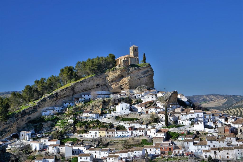 Impresionantes vistas de Montefrío con la iglesia en lo más alto del peñasco
