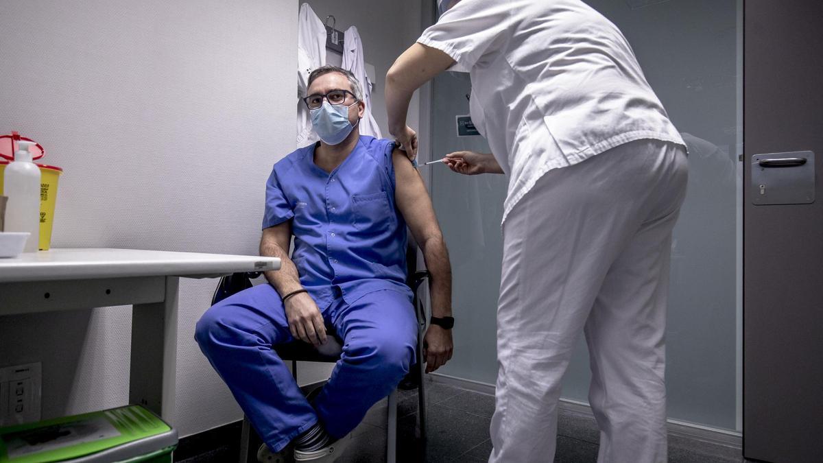 Vacunación de un sanitario de &#039;primera línea covid&#039;.