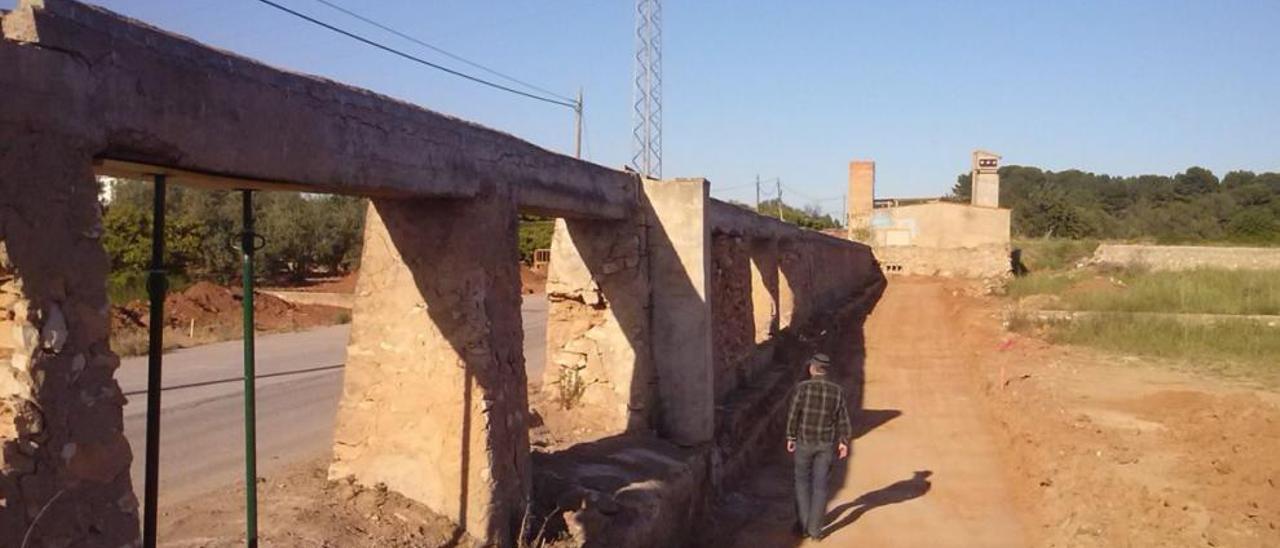 Unas obras destruyen parte de un acueducto de la Pobla de Vallbona