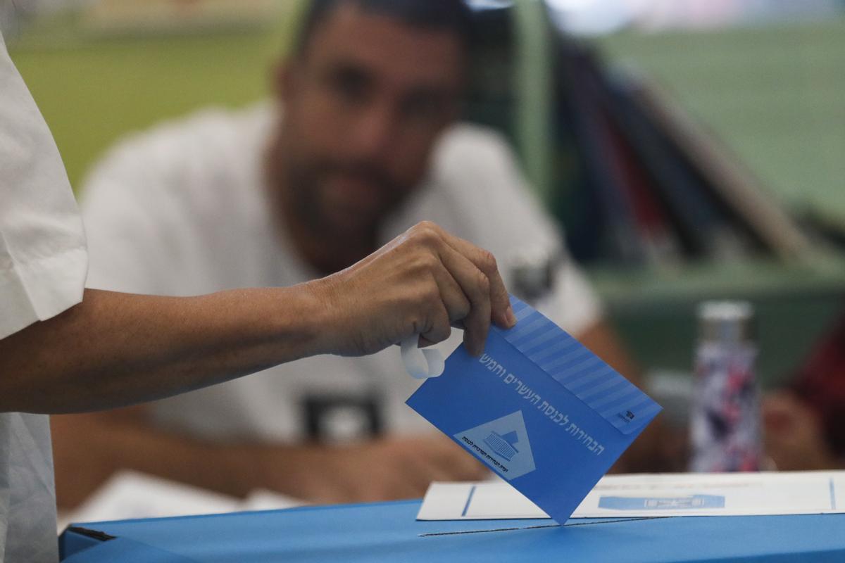 Una mujer emite su voto durante las elecciones generales israelíes, en una mesa electoral en Tel Aviv, Israel. Los israelíes se dirigen a las urnas para elegir a los 120 miembros de la 25 Knesset, o parlamento, durante la quinta elección general celebrada en cuatro años. 