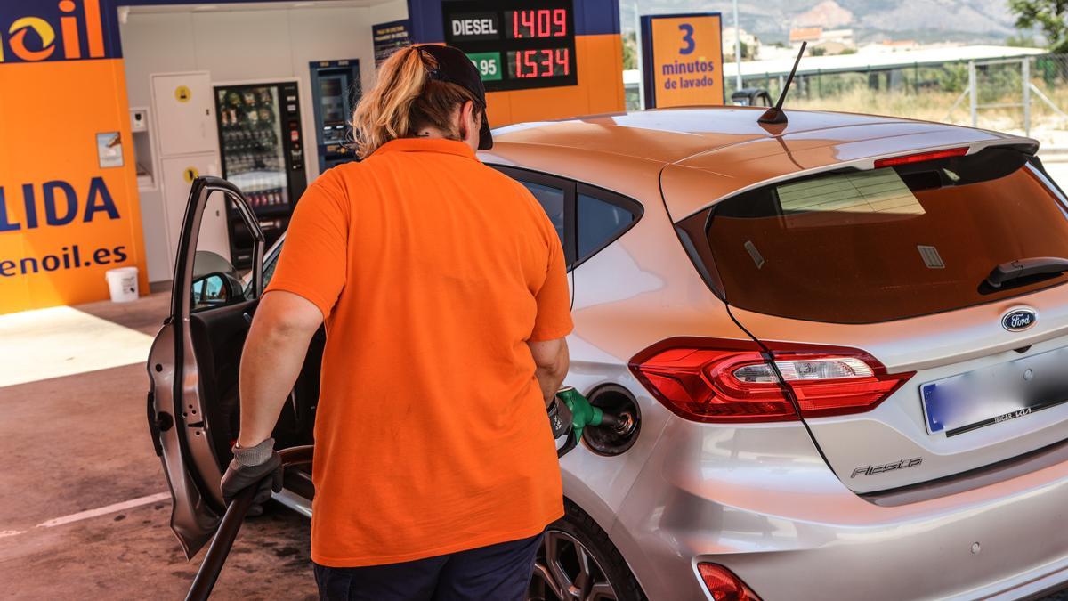Los carburantes acumulan una subida del 12% y la gasolina toca máximos para la operación retorno