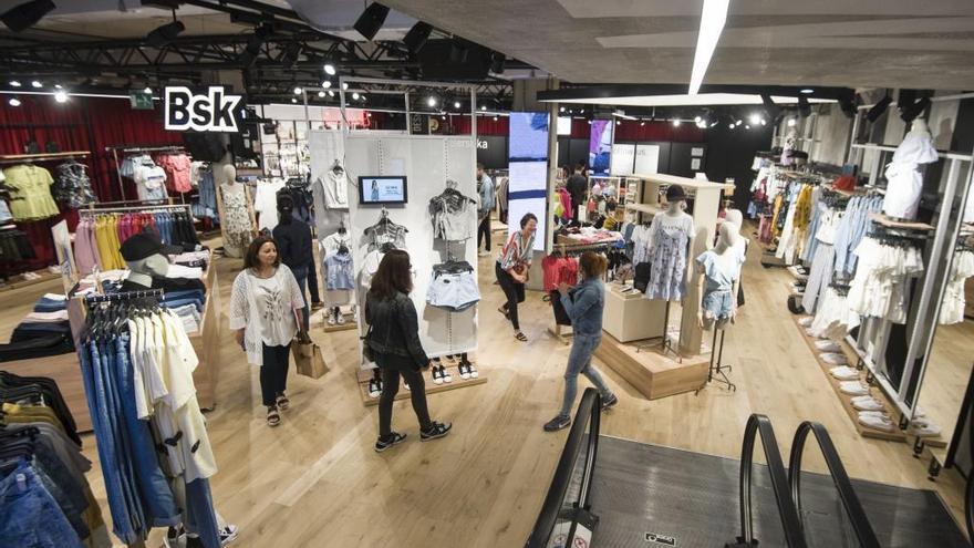 Interior de una tienda Bershka en plaza de Lugo.