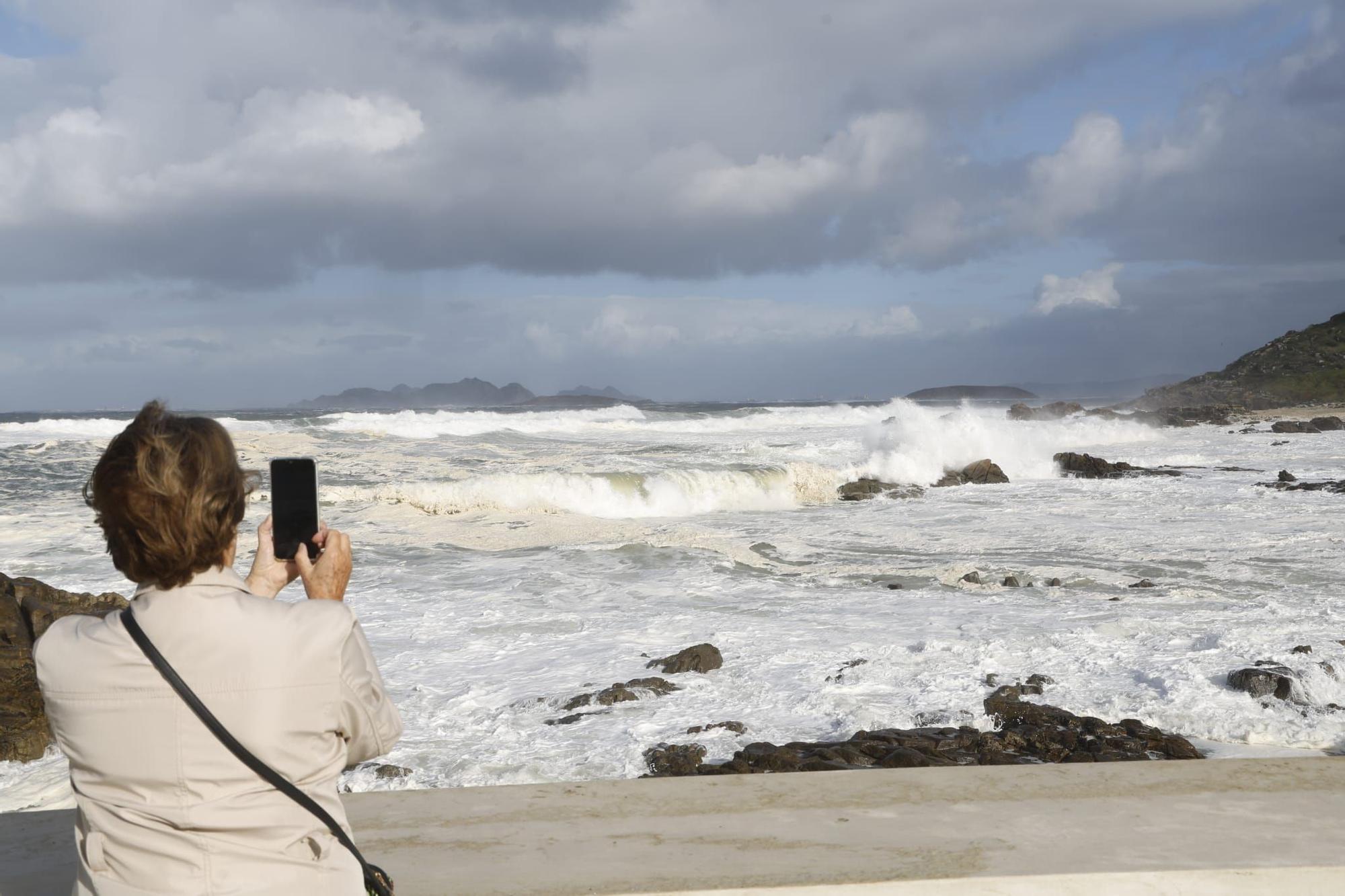 El temporal cubre Baiona con un manto de espuma