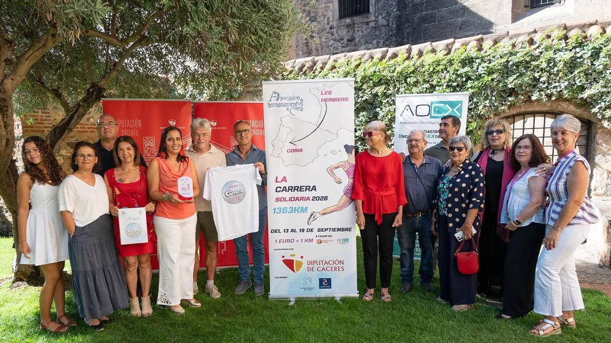 Representantes de la diputación y de las asociaciones de hermanamiento, AOEx y Feafes Coria.