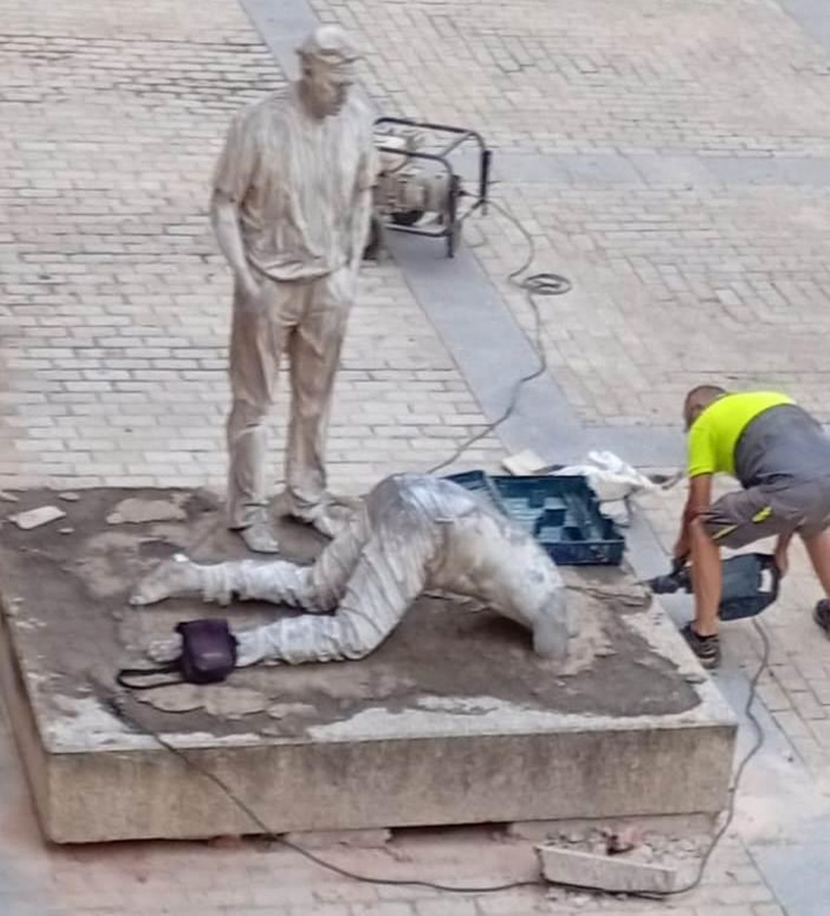 Un trabajador con un taladro, en la escultura de Antonio Morán en Plasencia.