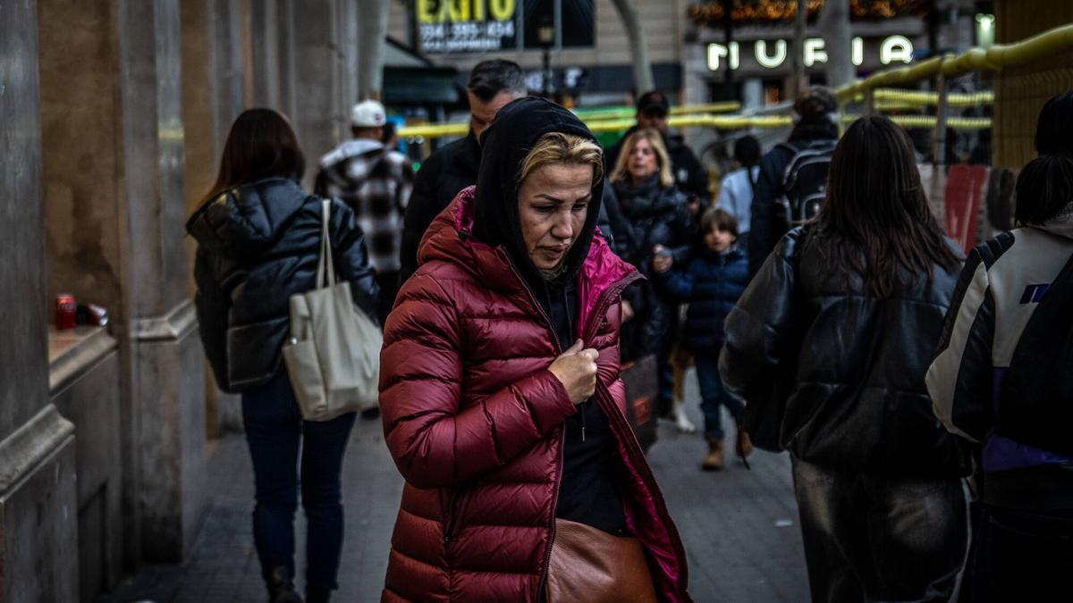 Persona abrigada caminando por Barcelona.