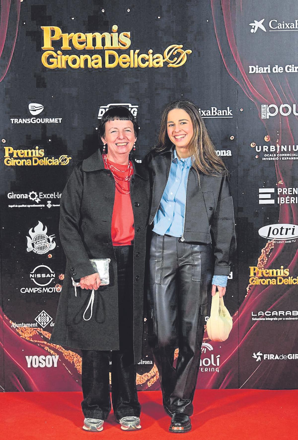 Fina Puigdevall i Carlota Puigvert, de Les Cols, al «photocall" de la gala.