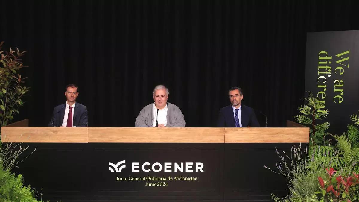 El presidente de Ecoener, Luis de Valdivia (centro), durante la Junta General de Accionistas