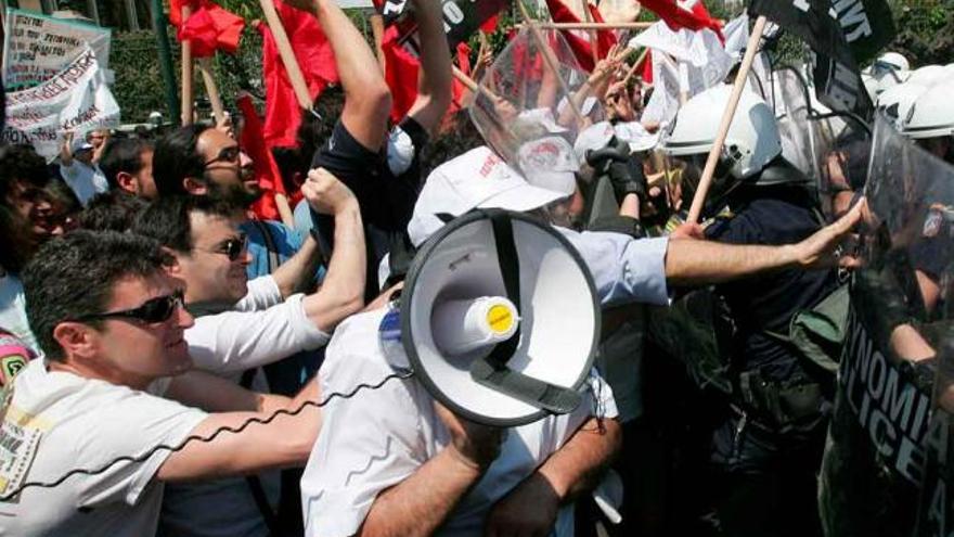 Enfrentamiento entre profesores y agentes antidisturbios, ayer, en Atenas.