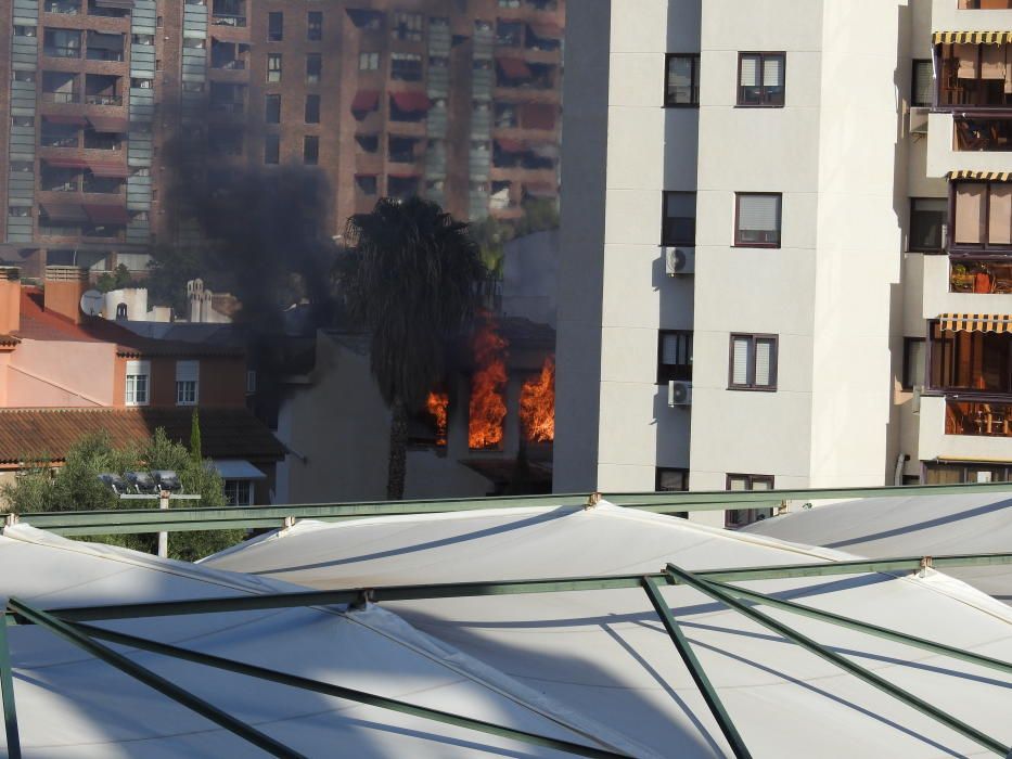 Incendio en un bungalow abandonado en urbanización Jardines de Las Huertas.