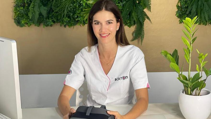 La psicóloga Nayara Ortega muestra las gafas de realidad virtual. | | E.D.
