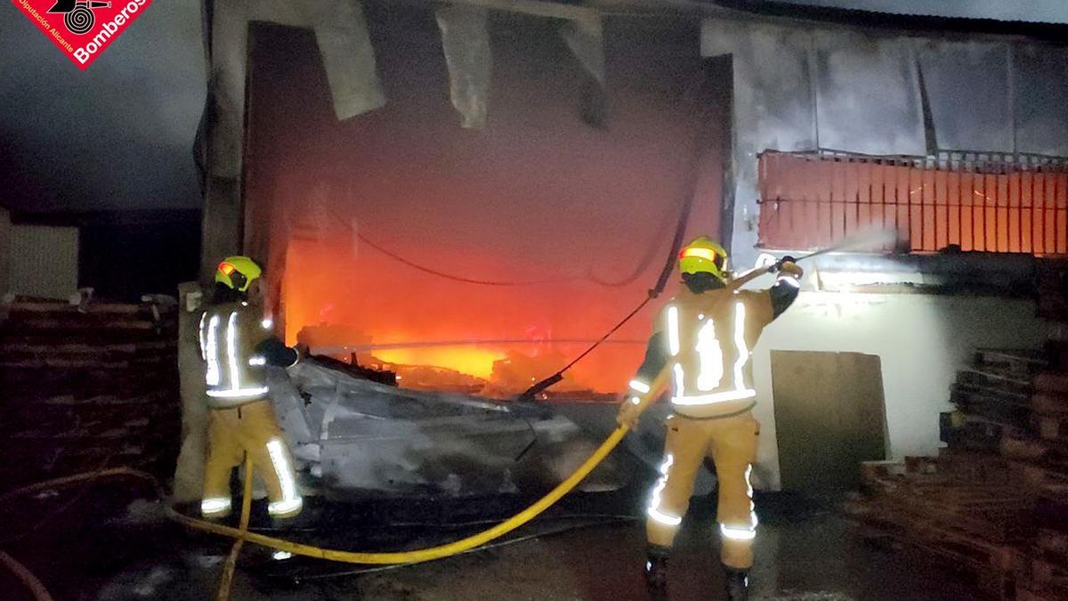 Una imagen del incendio que se ha producido esta madrugada en Elche