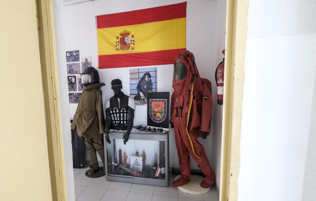 Trajes de los Tedax-NRBQ y recreaciones de explosivos en las dependencias de la especialidad de la Policía Nacional
