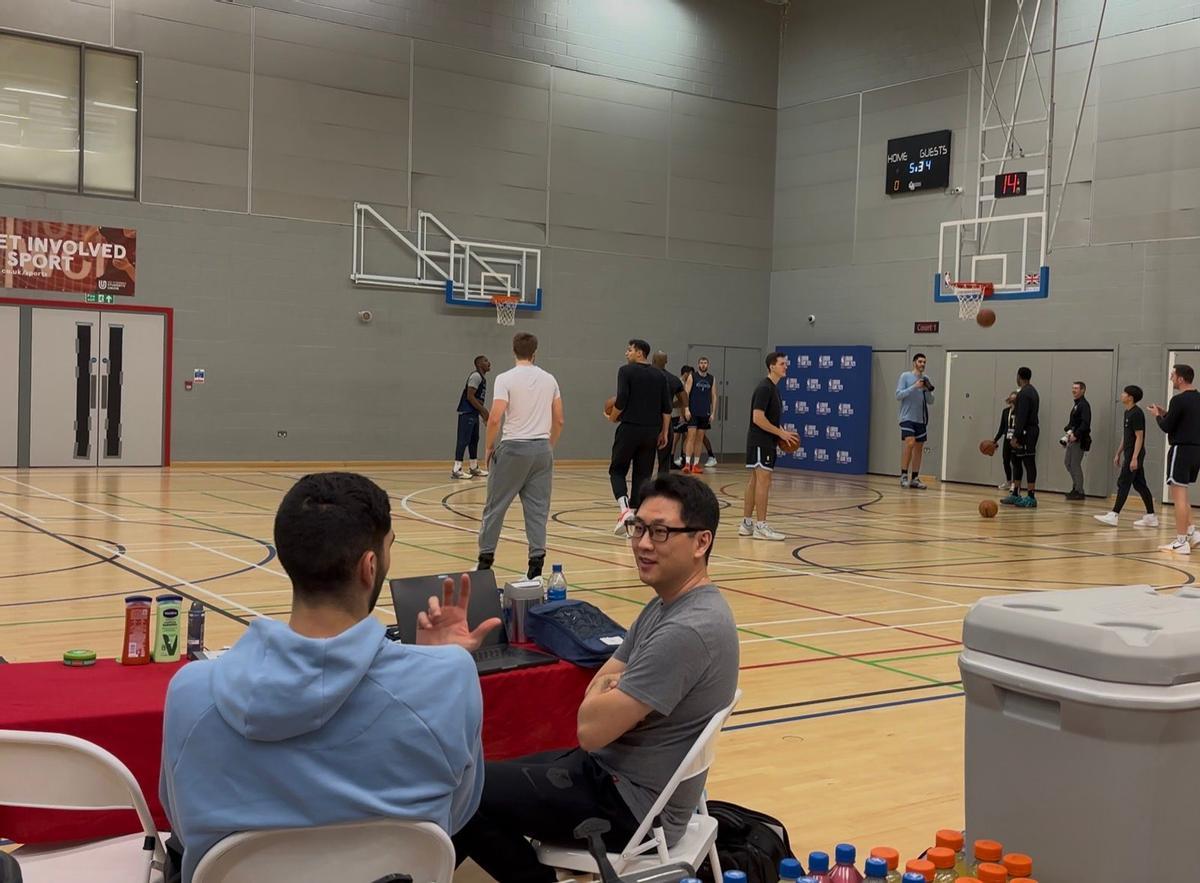 Santi Aldama, a la izquierda de la imagen, se mantiene al margen de sus compañeros en el tramo final del entreno de su equipo en Londres