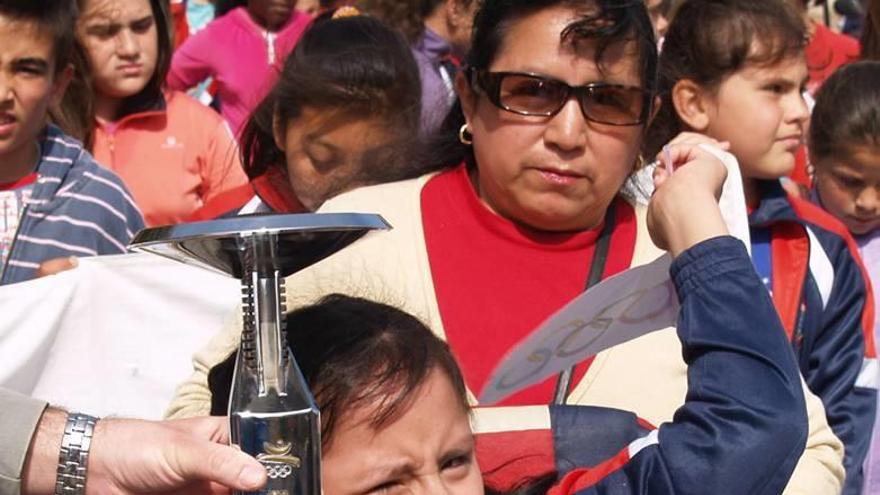 Un niño con la antorcha olímpica en la Olimpiade del año 2012.